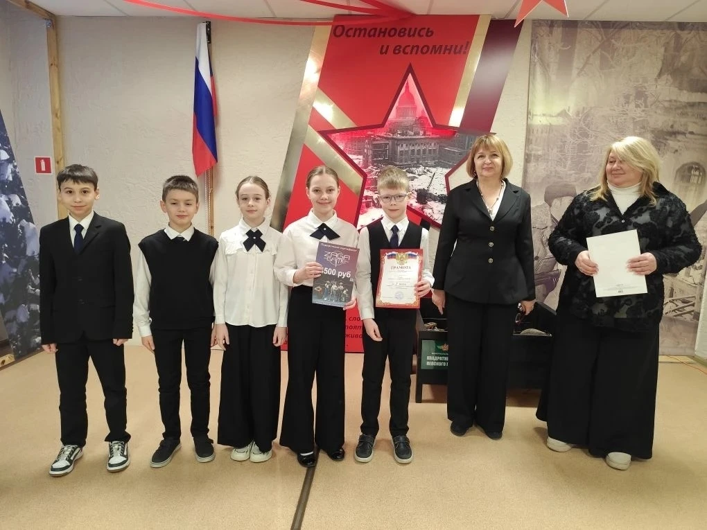СТАРТОВАЛА НОВАЯ УЧЕБНАЯ НЕДЕЛЯ  🇷🇺По традиции утро первого учебного дня началось с церемонии поднят