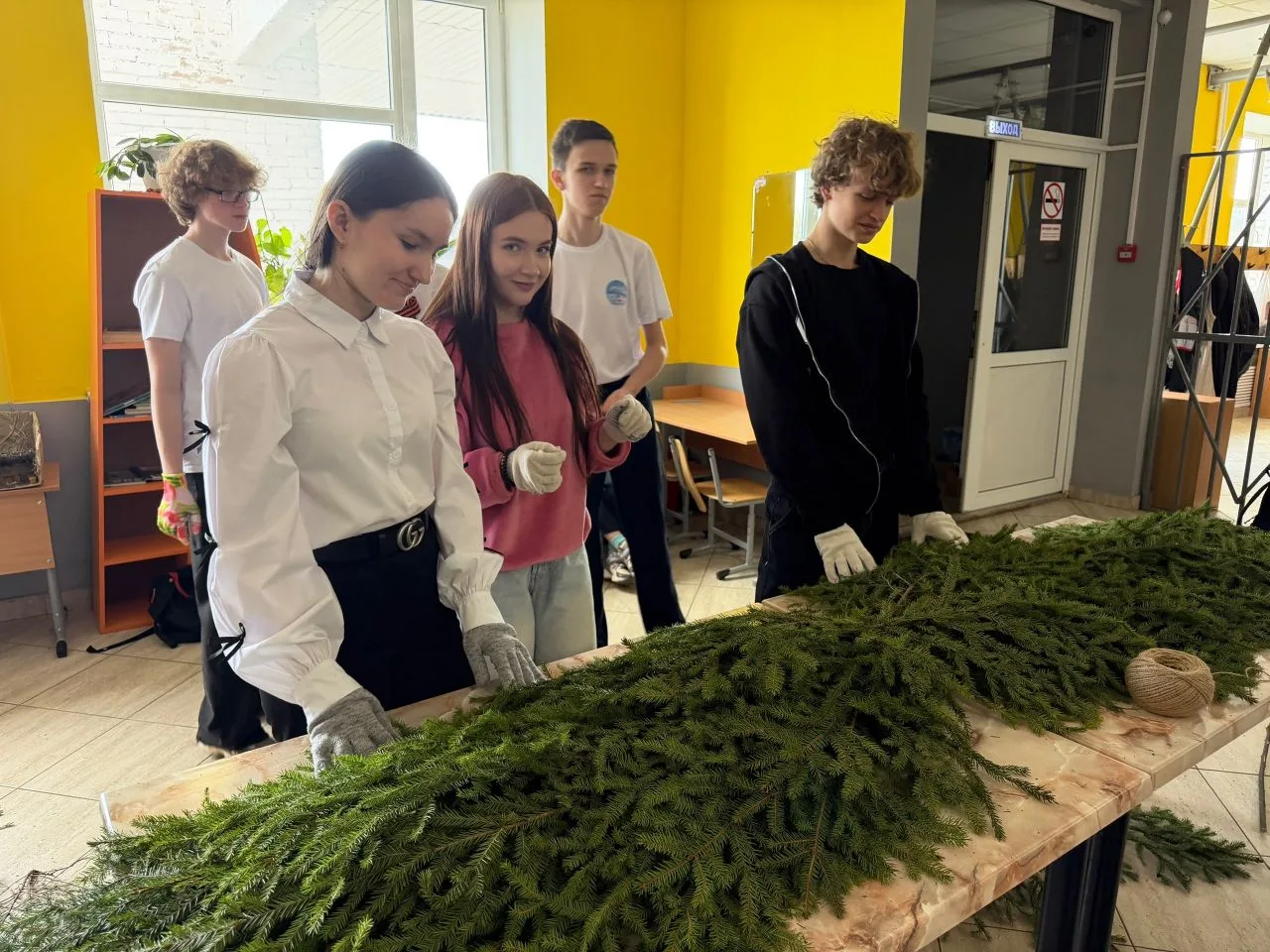 Сегодня десятиклассники вместе с классным руководителем Михайлусовой Юлией Владимировно...