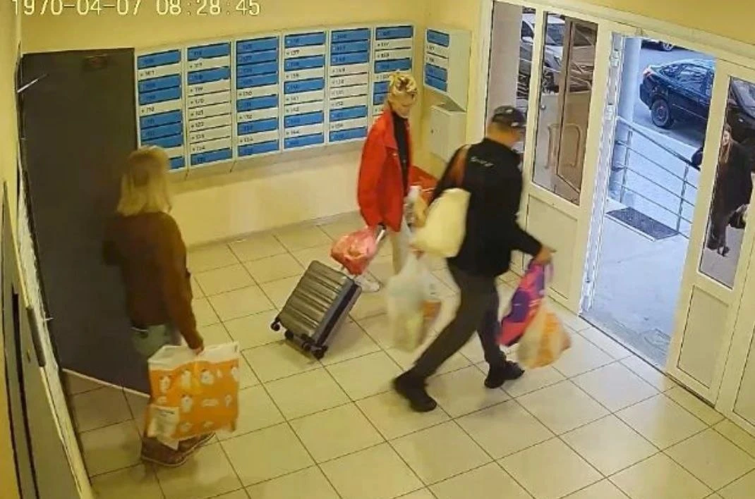 Чурсина  16, 2 подъезд, может кто-то узнает знакомых или соседей?