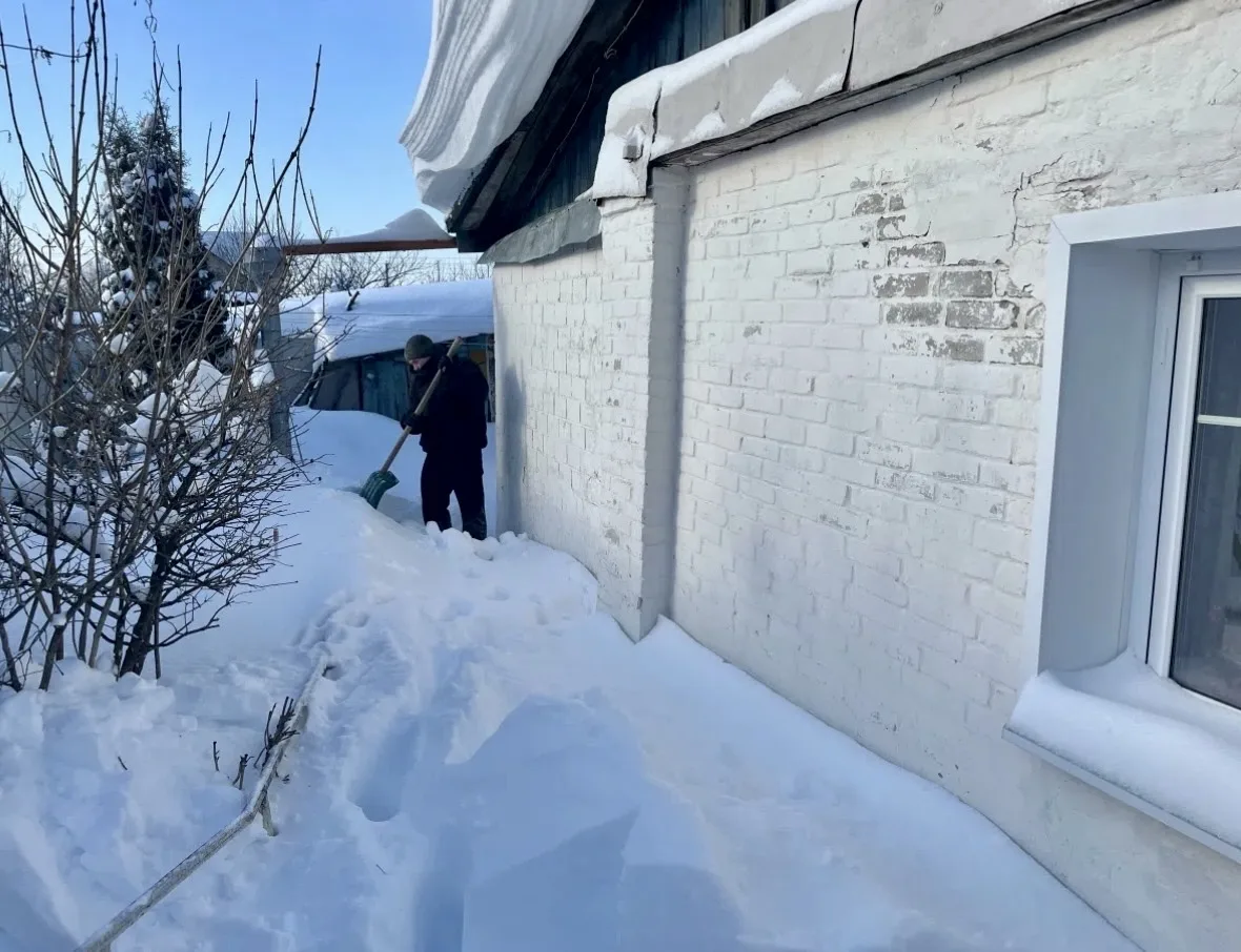 🙏Морозы отступили, и волонтеры продолжают бороться со снежной стихией!   ❄️🧹Воспитанники волонтерско