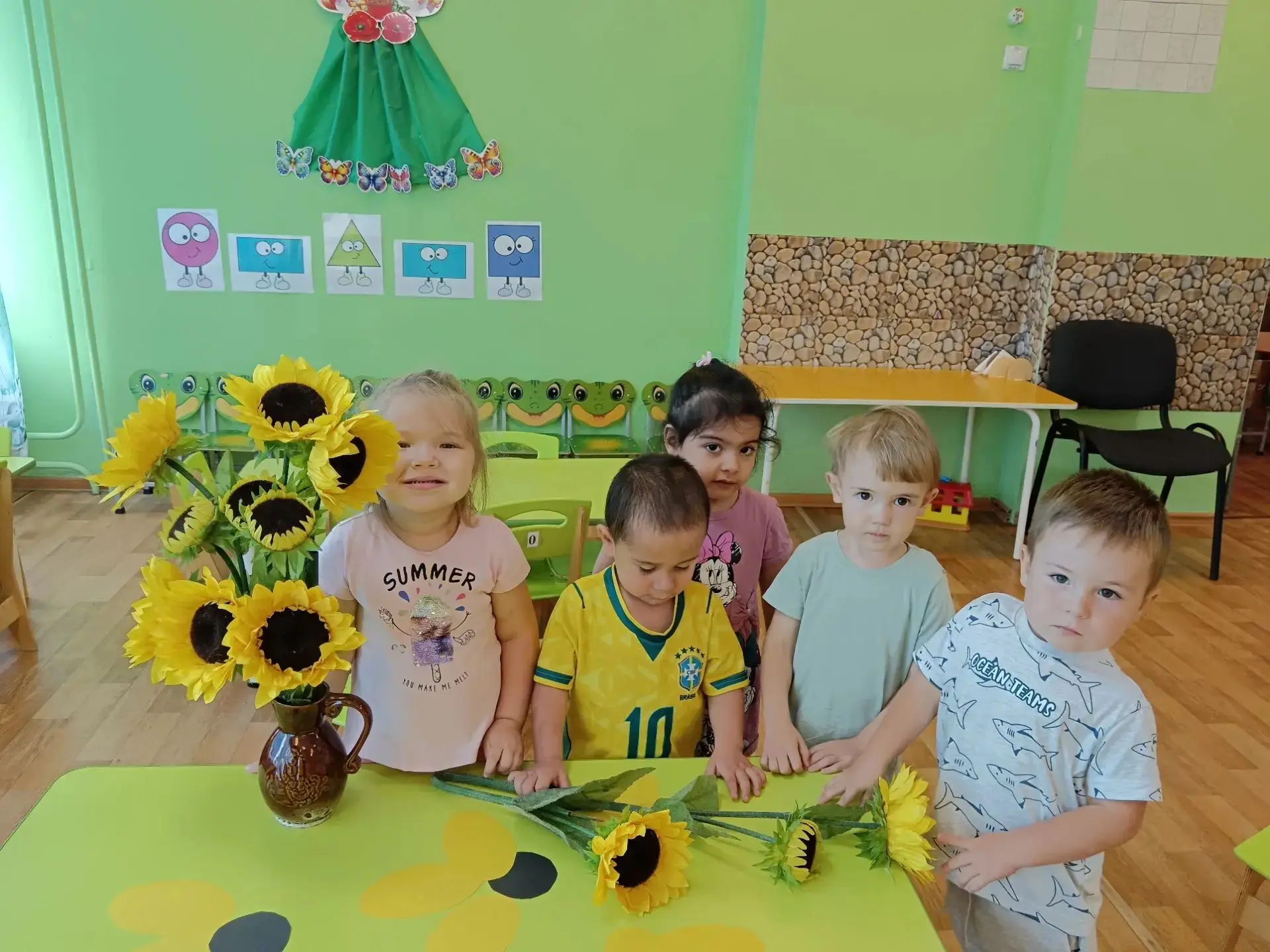 В первой младшей группе Лютики 🌸 прошел День Подсолнуха. Он посвящен цветку подсолнуху...
