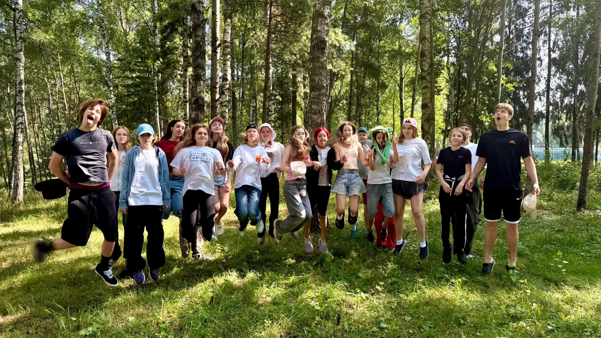 Давайте вспомним вчерашние фотосессии наших команд - и насладимся этими яркими кадрами😍