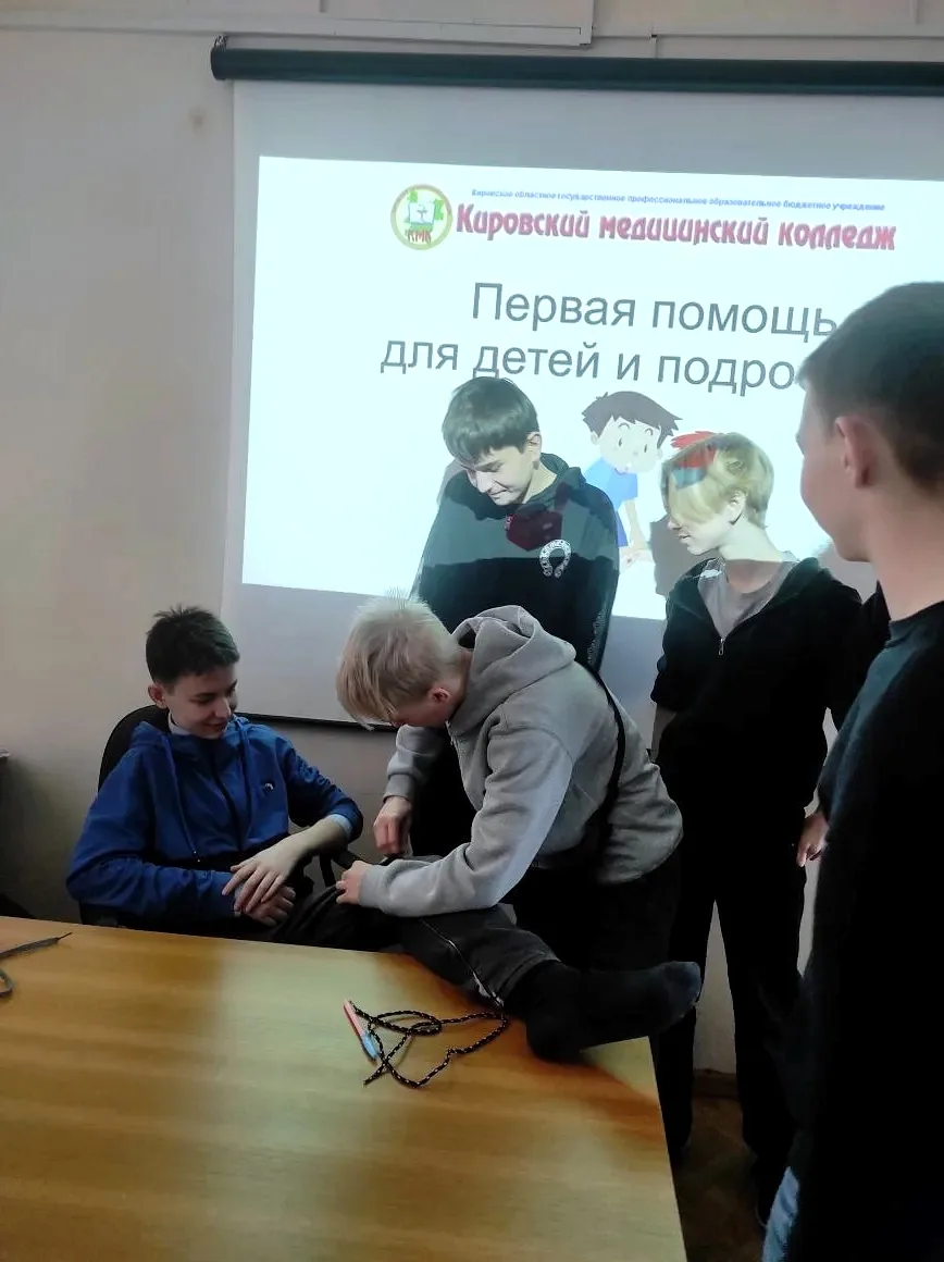 Ученики 8 «Г» класса побывали в Кировском медицинском колледже, где прошли практическое занятие по о