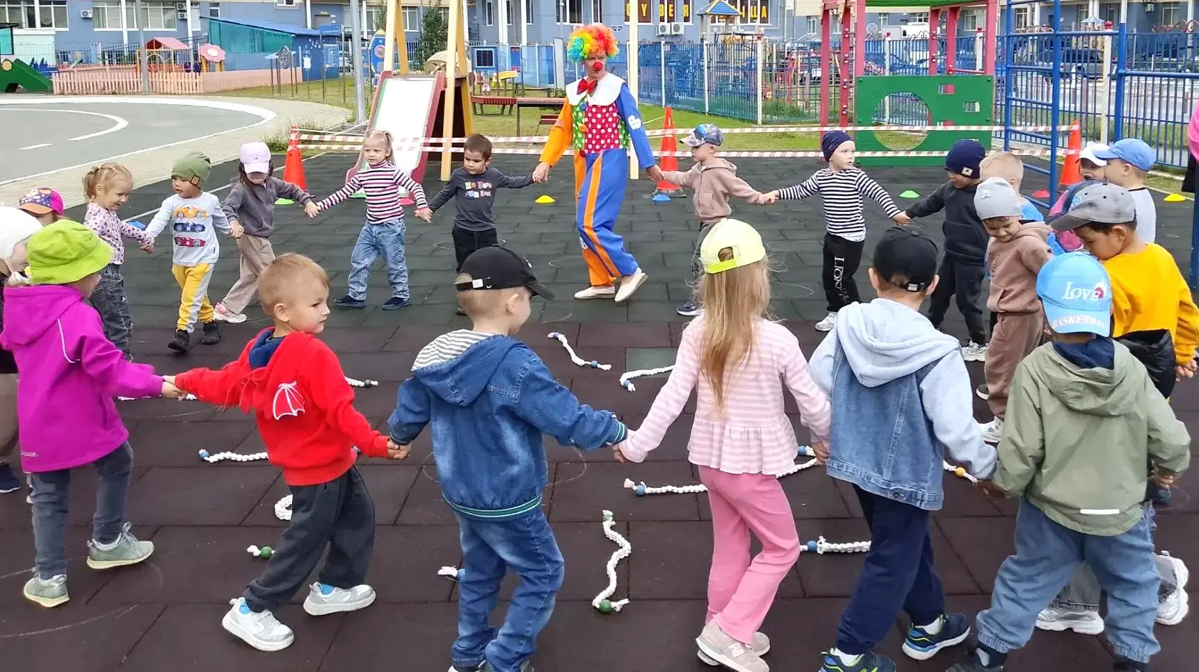 🎉 Весёлые клоуны устроили настоящий праздник движения! 🎉