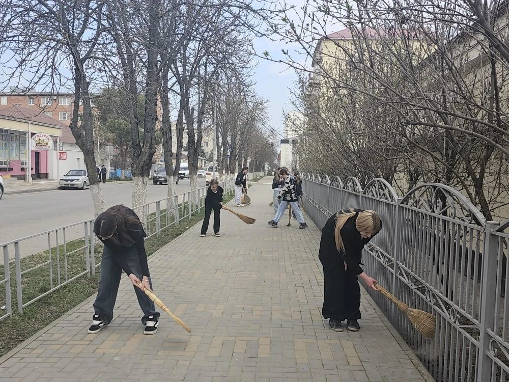 В рамках  марафона чистоты по наведению санитарного порядка в Крымске,  учащиеся нашей школы 23 март