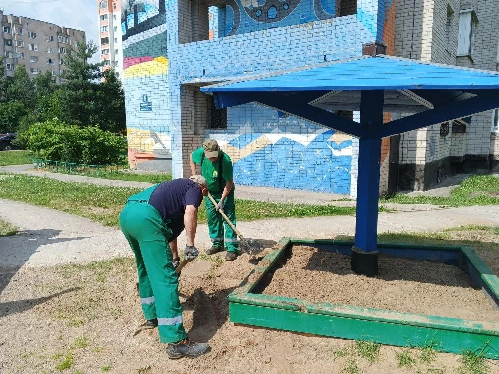 Коммунальные службы продолжают работы по сезонной уборке и содержанию Великого Новгорода.