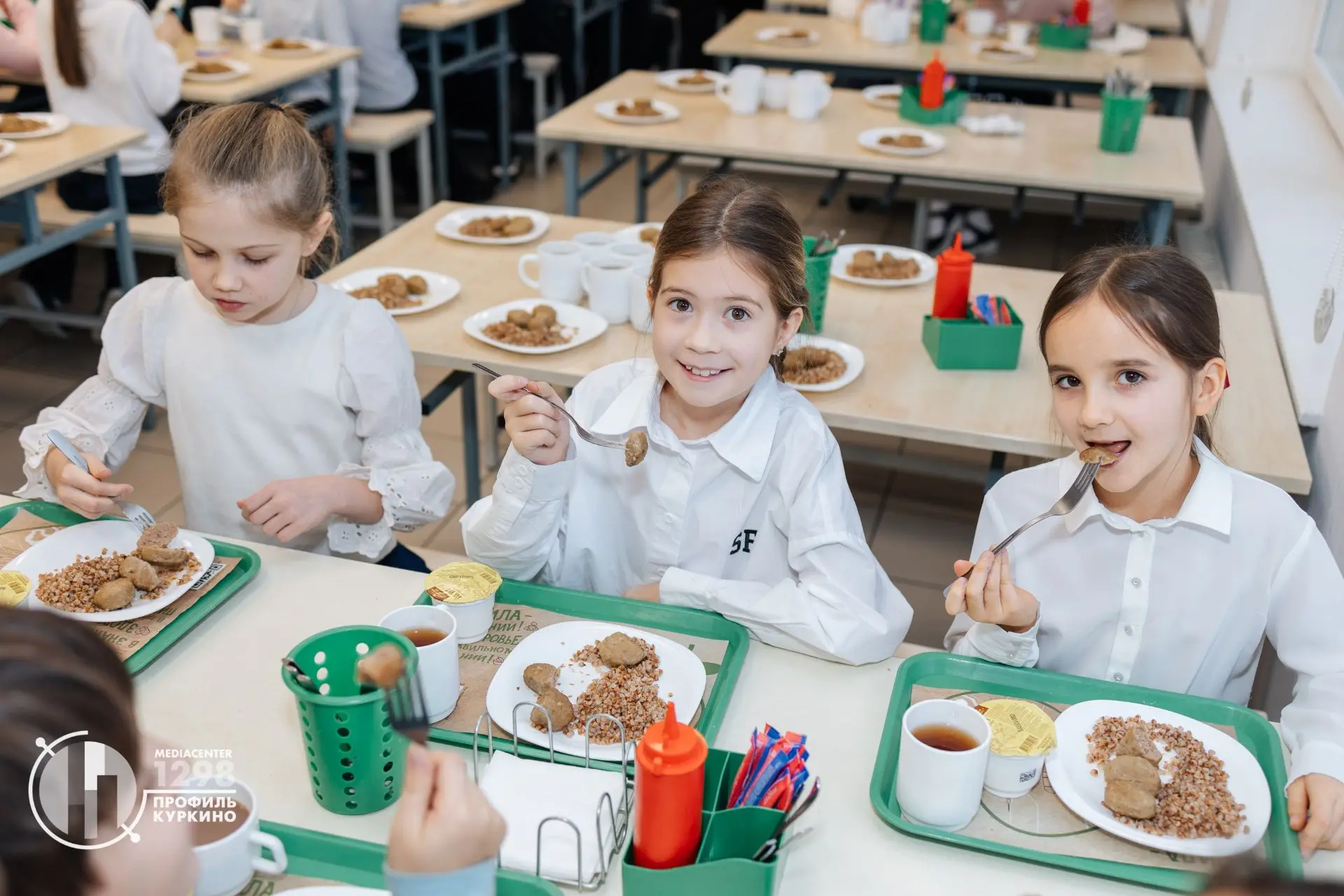 Остап Бендер призывал нас не делать из еды культа, однако в нашей столовой и это можно