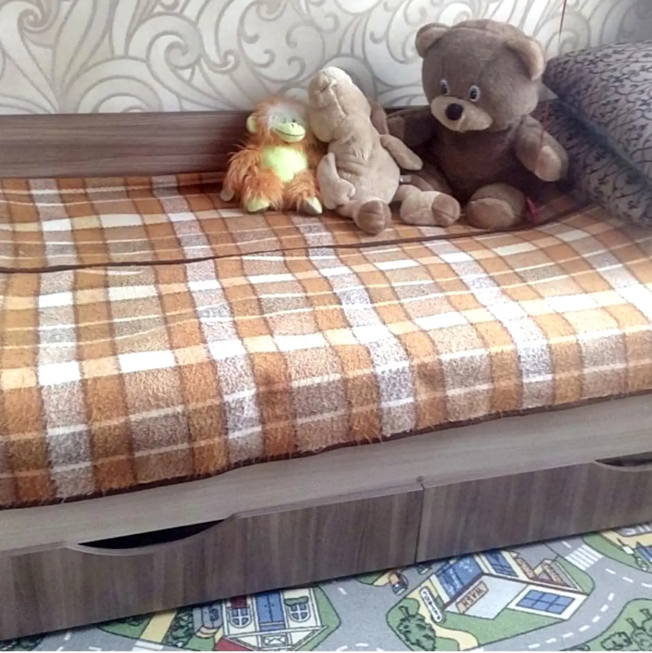 ПРОДАМ 2 кровати, в связи с перепланировкой в детской. (190/80см) цена 8500р за одну.
