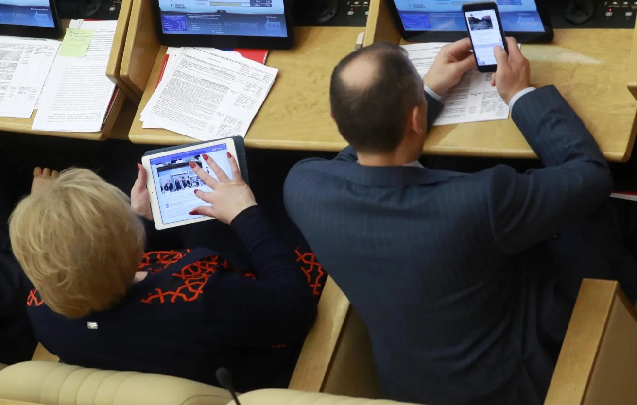 Как в школе  Спикер Госдумы Вячеслав Володин намерен запретить депутатам проносить мобильные телефон
