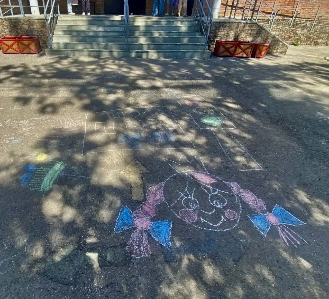 🎨☀Сегодня 25 мая в нашей школе прошла замечательная акция «Рисунок на асфальте», в ней...
