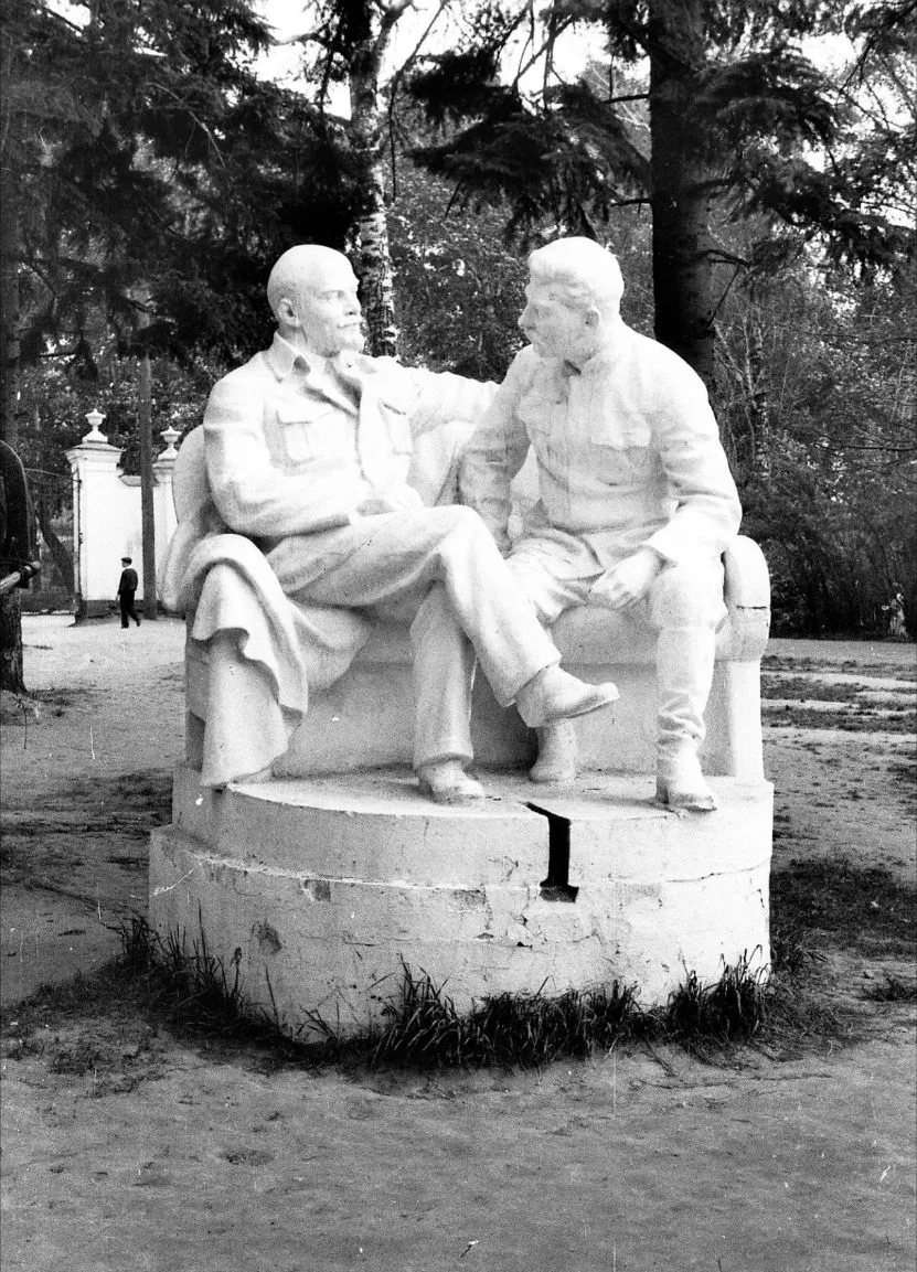 Скульптура «Ленин и Сталин в Горках» в Университетской роще. 1950-е гг