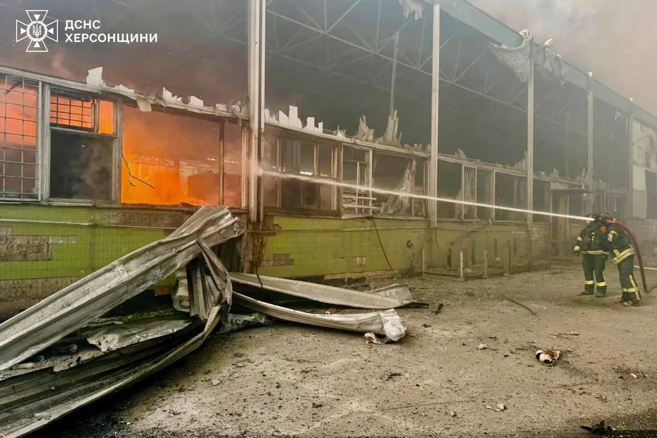 #кодирование
Российские граждане начали атаковать склады и промышленные объекты Херсона и его окрест