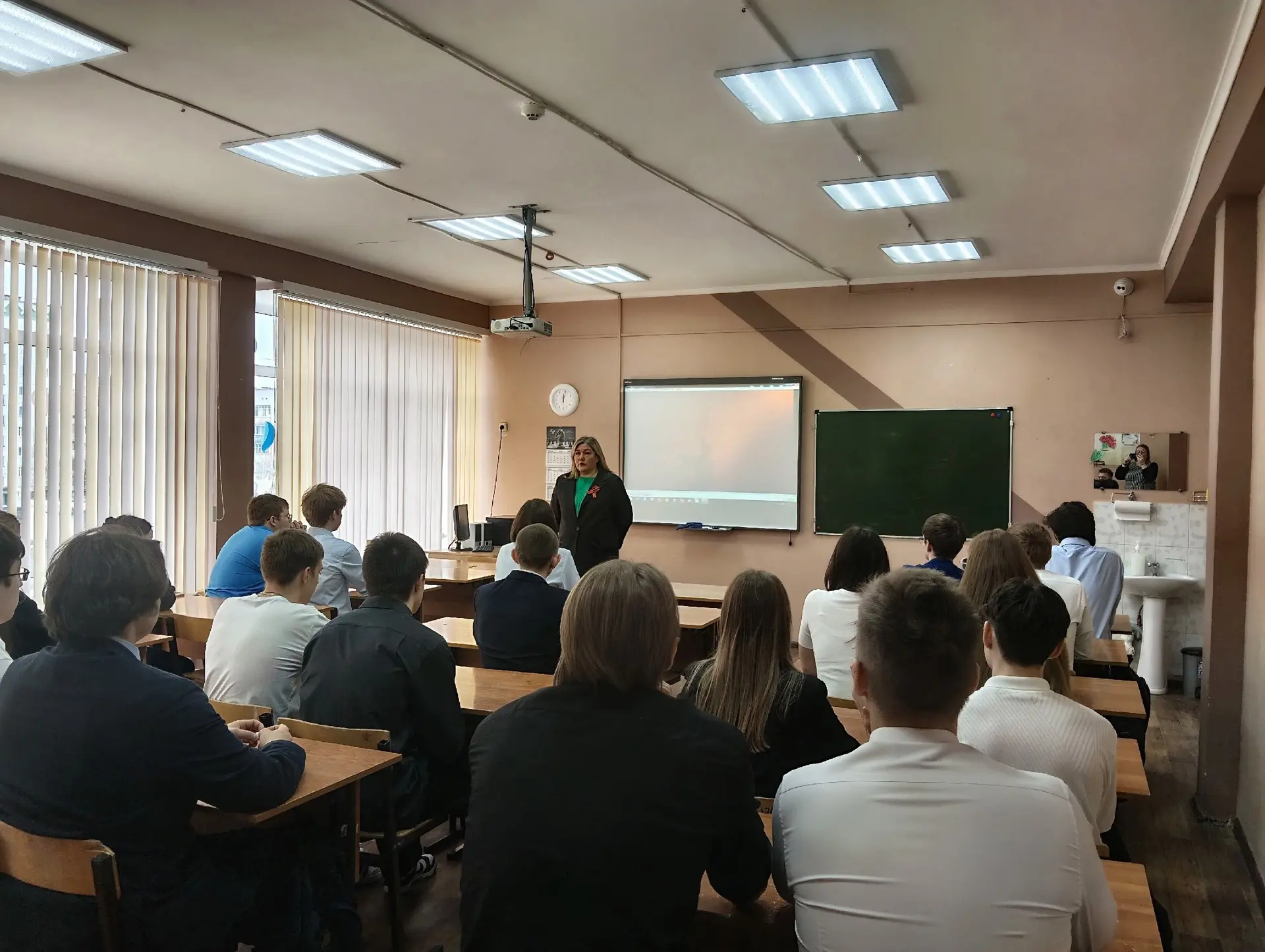 В преддверии Дня Победы в нашей школе прошли Уроки мужества!  7 и 8 мая депутат Совета города Анжела