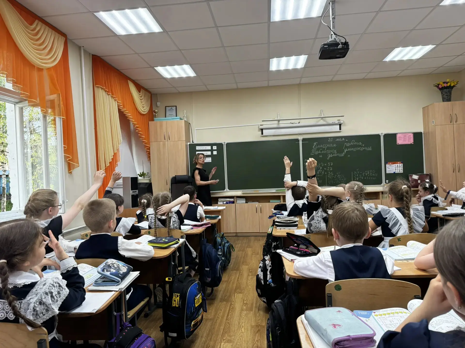 20 мая во 2 «В» классе прошёл открытый урок по математике. Тема занятия — «Табличное умножение и дел