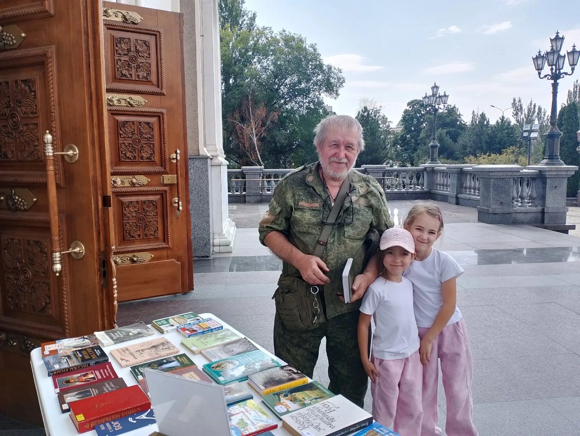 📖🌷 Летняя кампания «За стенами библиотеки»: тематический обзор фонда ДРБМ, беседы-рек...