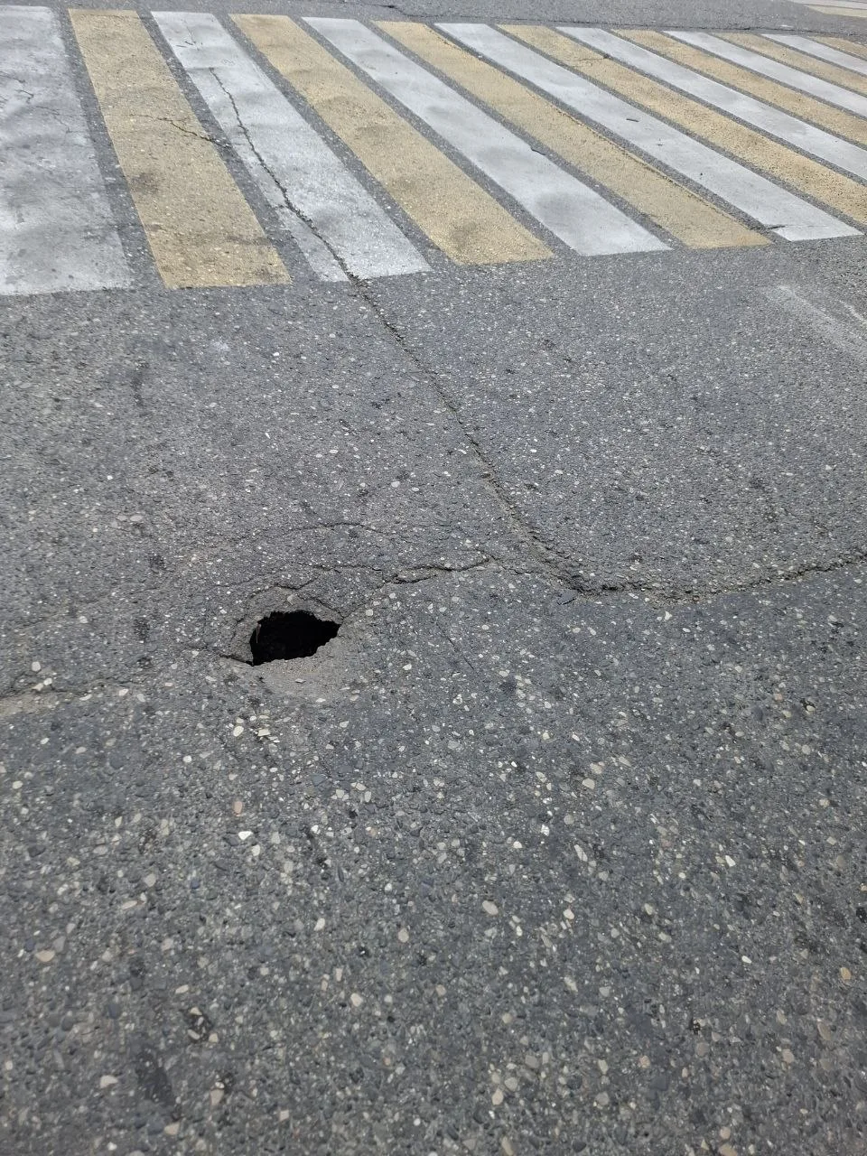 Доброе утро, перекресток Кисловодская Володарского, на повороте в сторону поликлиники н...