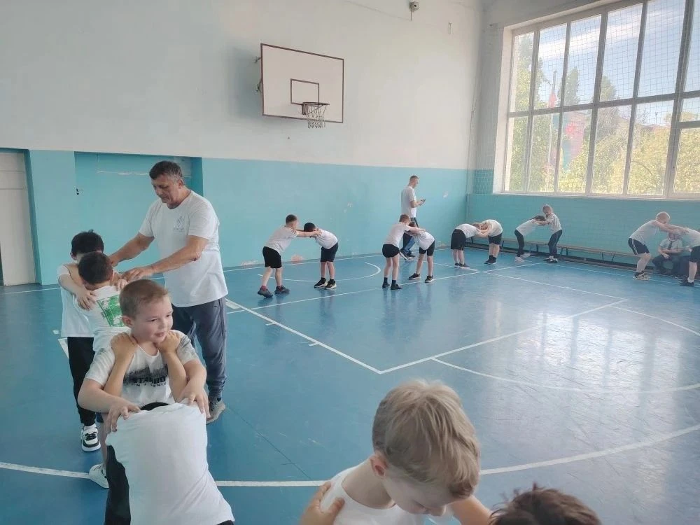 Сегодня в нашем лицее прошел замечательный мастер-класс по спортивным единоборствам. Ученики 1А, 1В,