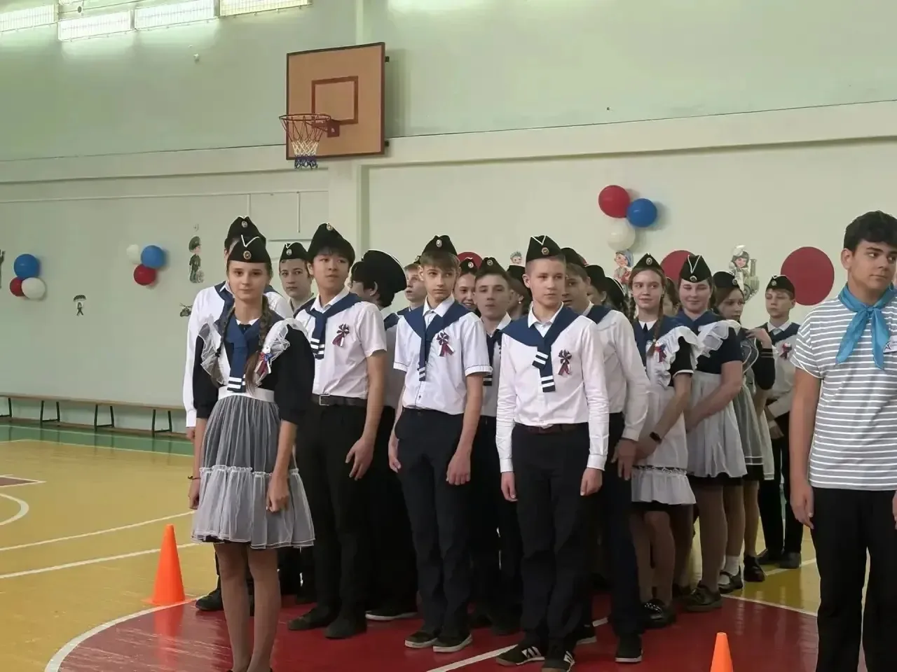 Внимание, стройся! 🎶 Встречайте, 7 классы! Главные герои этого поста – наши семиклассники! 🤩 Ребята 