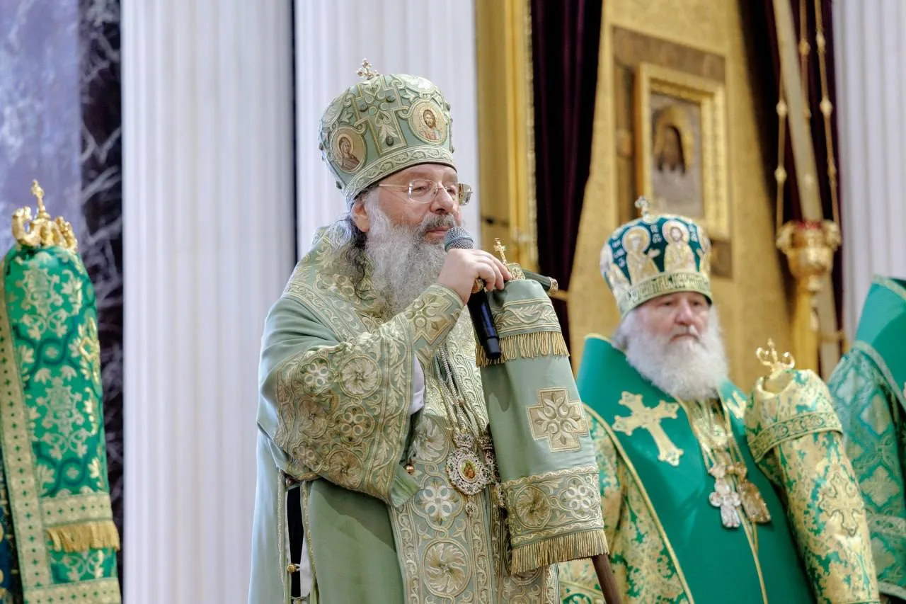 В завершение богослужения митрополит Кирилл поздравил верующих с праздником: 

Дорогие владыки! Всеч