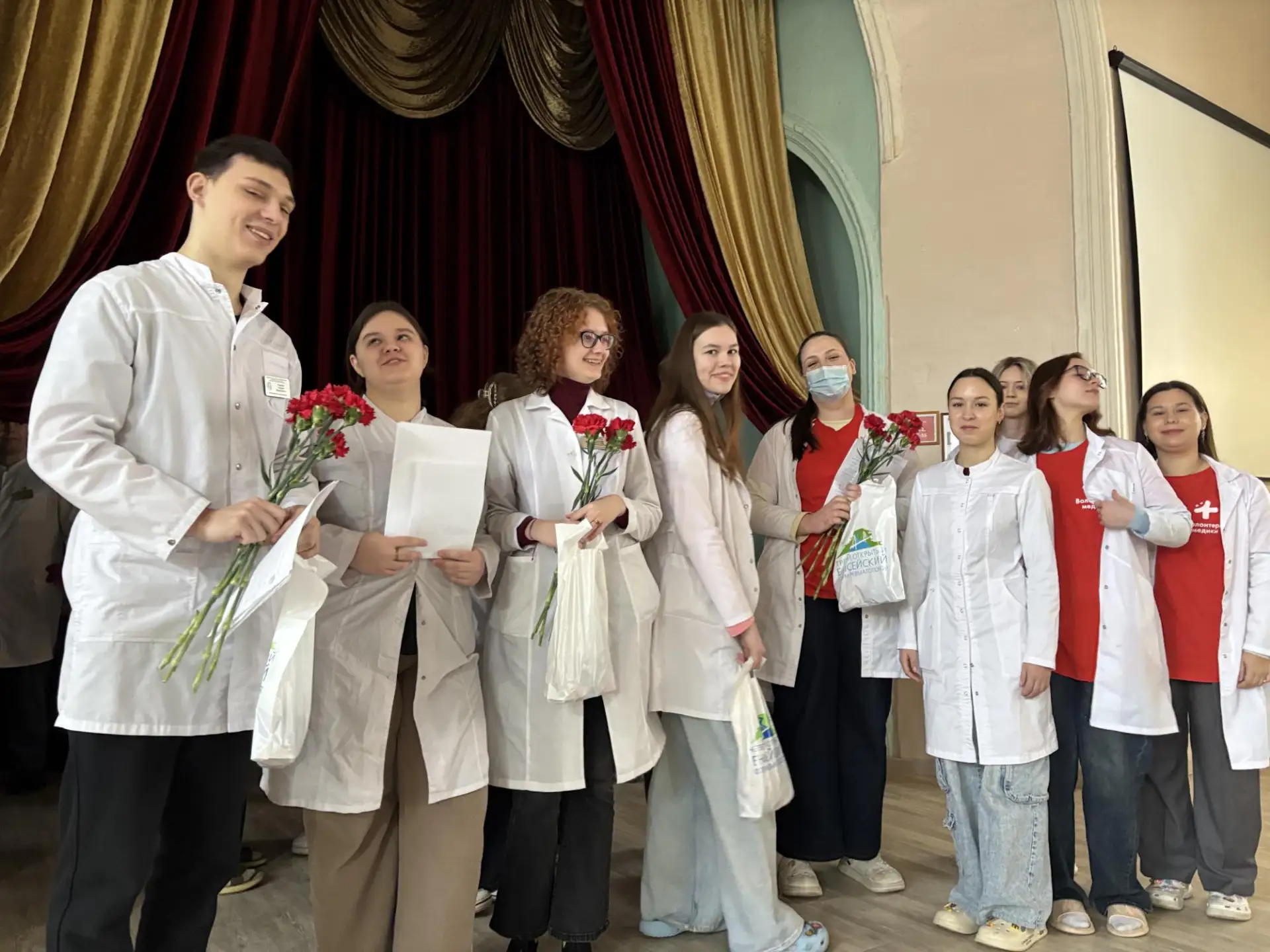 Студенты педиатрического и лечебного факультетов КрасГМУ отправились с особой миссией — подарить теп