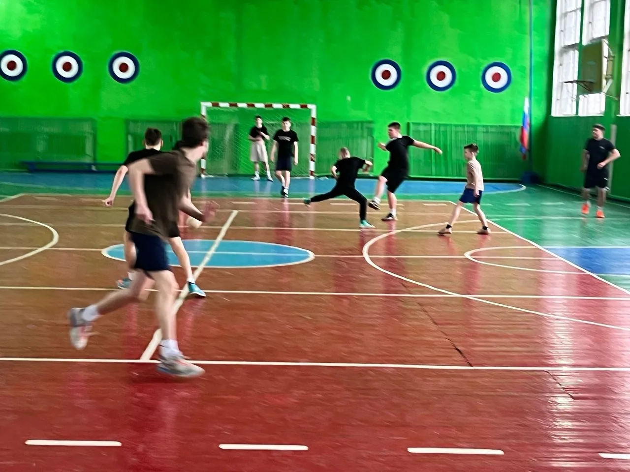 Во время тренировочной игры в футболе тренер-преподаватель ДЮСШ Ханин П.Н. уделяет особое внимание н