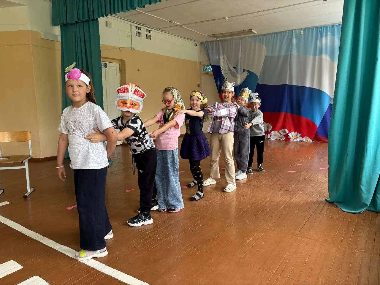 🎭 Театральный праздник в школьном лагере: сказки на новый лад!🐷🐶🐭