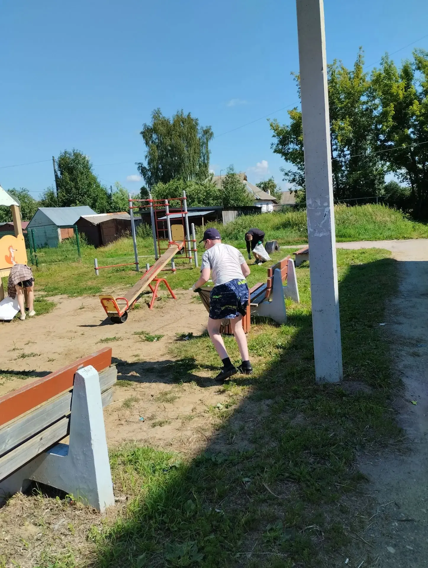 Дворовая площадка. Сегодня в день семьи, любви и верности ребята поделились рассказом о своей семье,