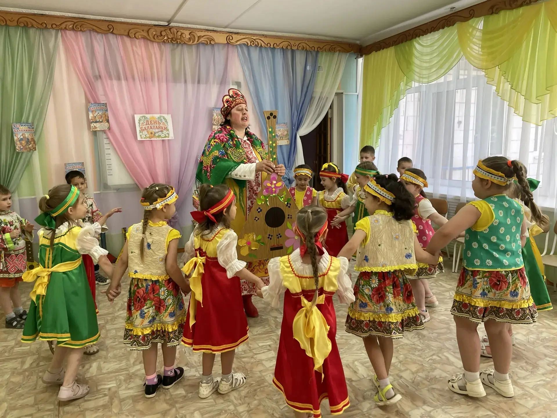 День Балалайки в старшей группе «Котята» прошел задорно, ярко и красочно!Когда мы слушаем народную м