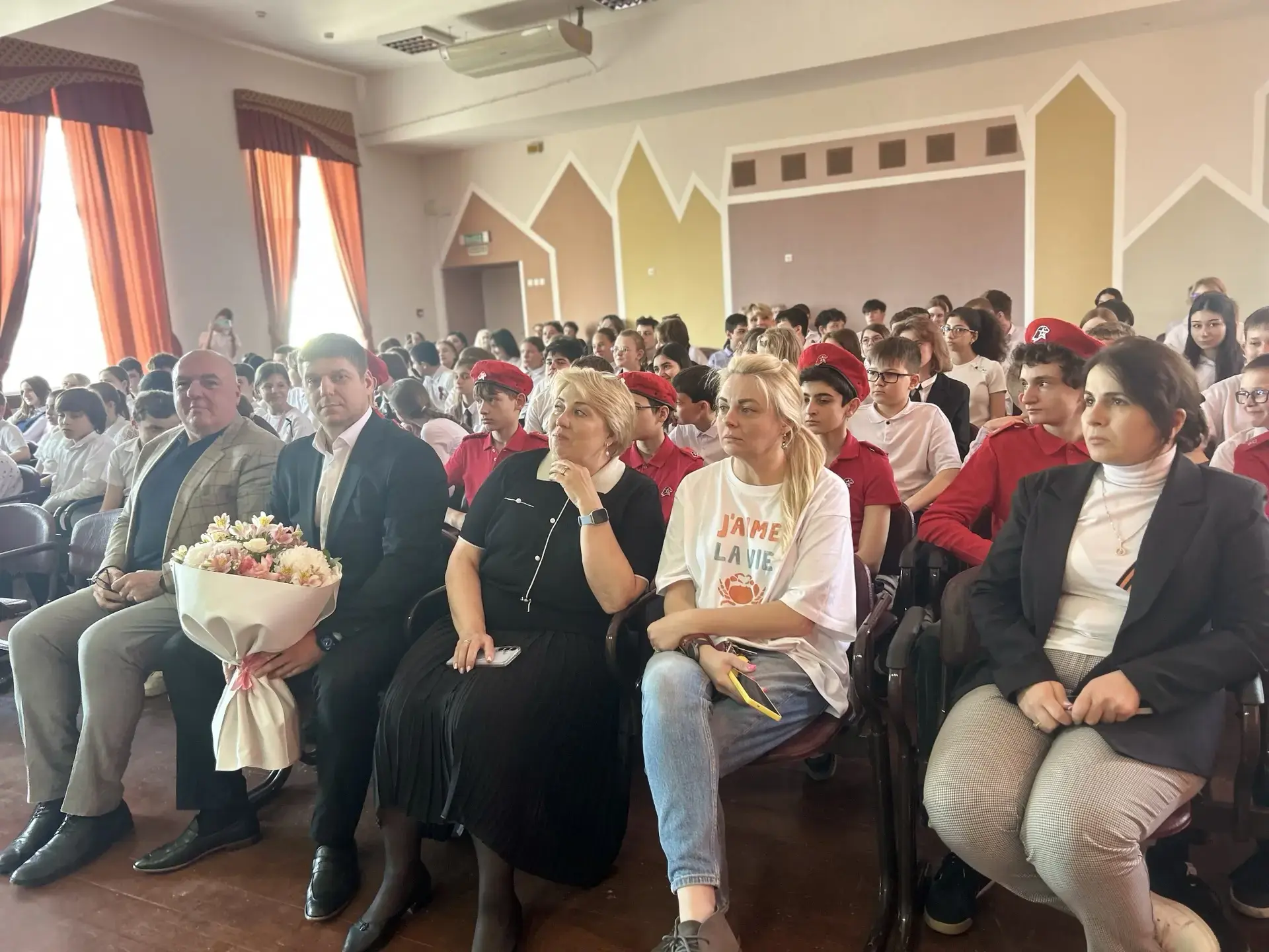 «Никто не забыт, ничто не забыто»  Сегодня в нашей школе состоялся праздничный концерт, посвященный 