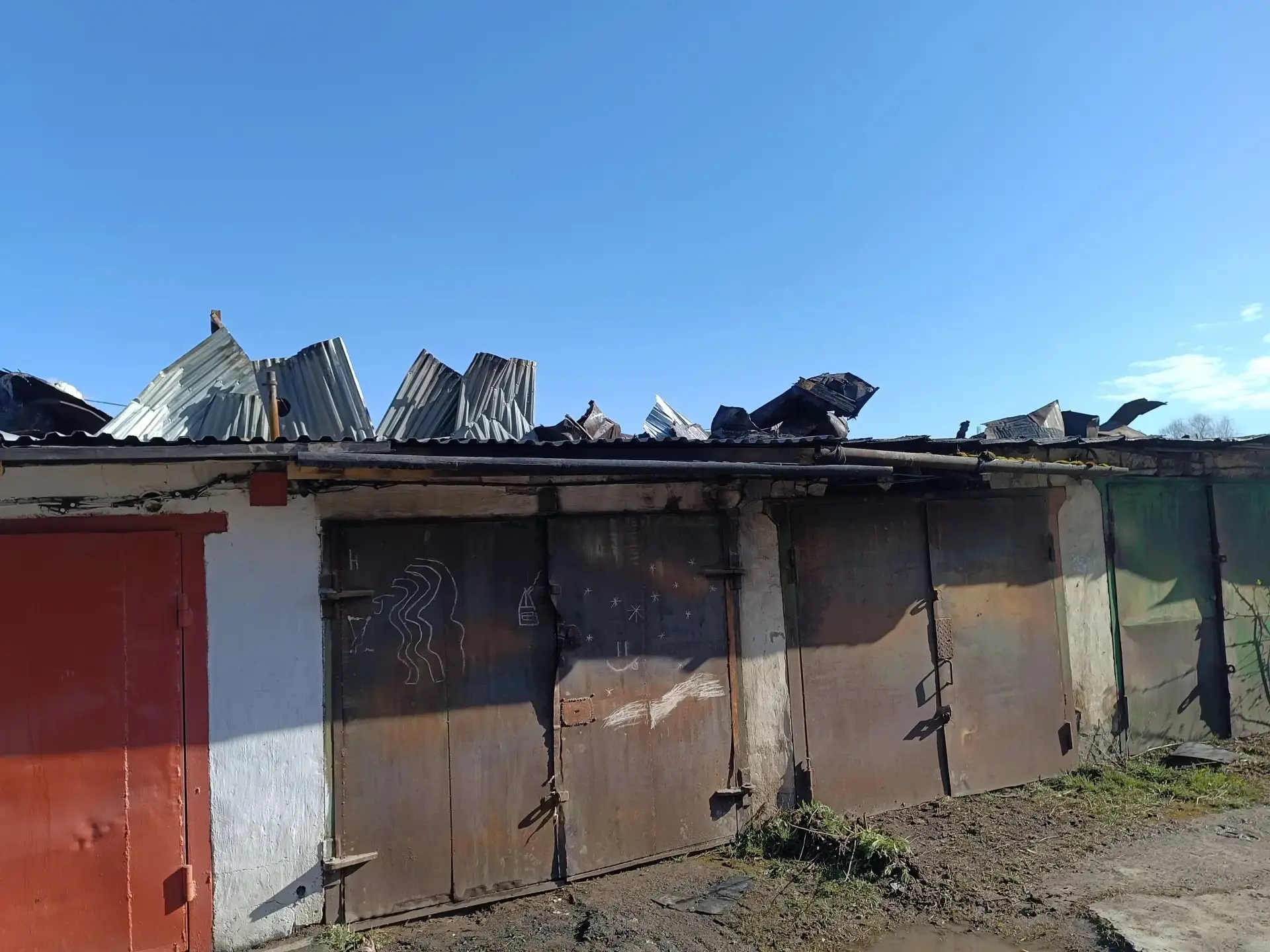 🔥 Ночной пожар в гаражах на Совхозной.  В ночь на 29 апреля в Полевском сгорели три гаража на площад