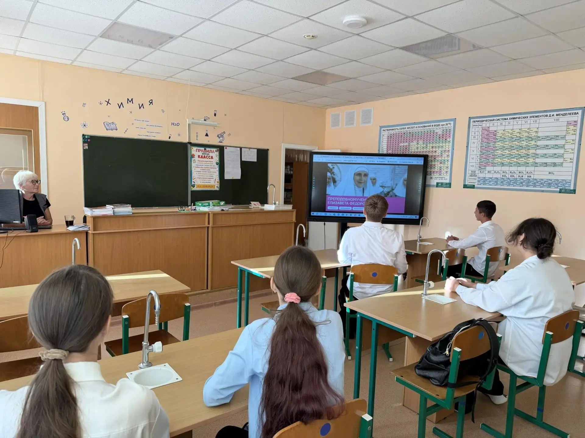 🇷🇺Новая учебная неделя традиционно началась в нашей школе с поднятия Государственного...