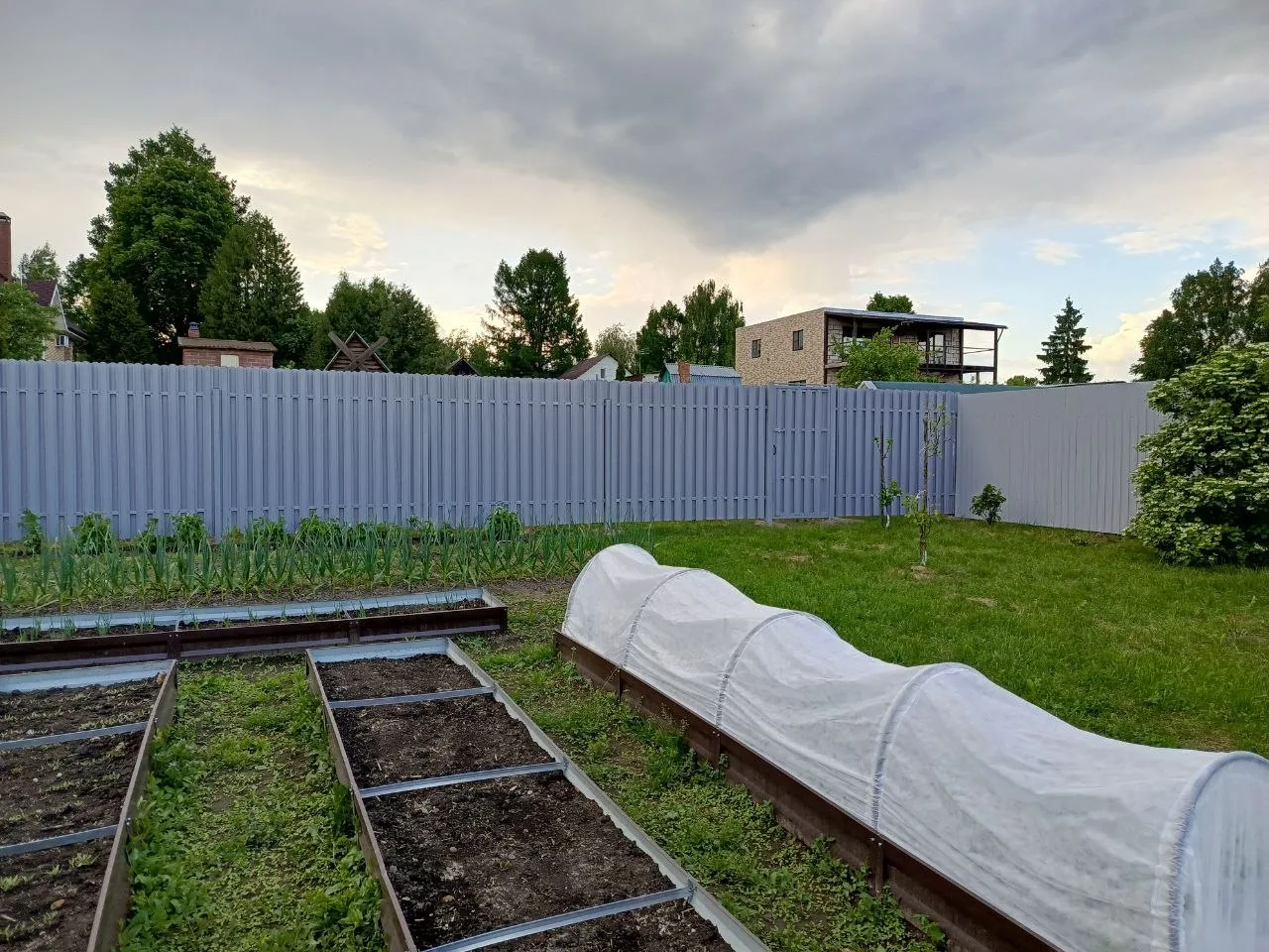 📍 Объект от 13.05.2026: комбинированный забор из профнастила и евроштакетника с калиткой в д. Лужки