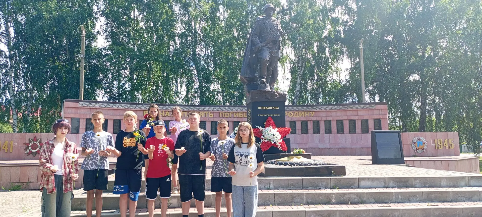 Свечу, как скорби знак, над миром поднимите,
И от нее огонь любви в сердцах зажгите,
Чтоб не угас на
