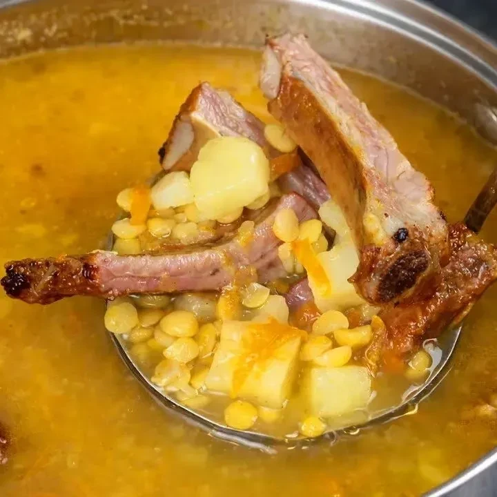 🍲 Гороховый суп с копчёными рёбрышками — тот самый, «как в лучшем кафе» Наваристый, ароматный и сытн