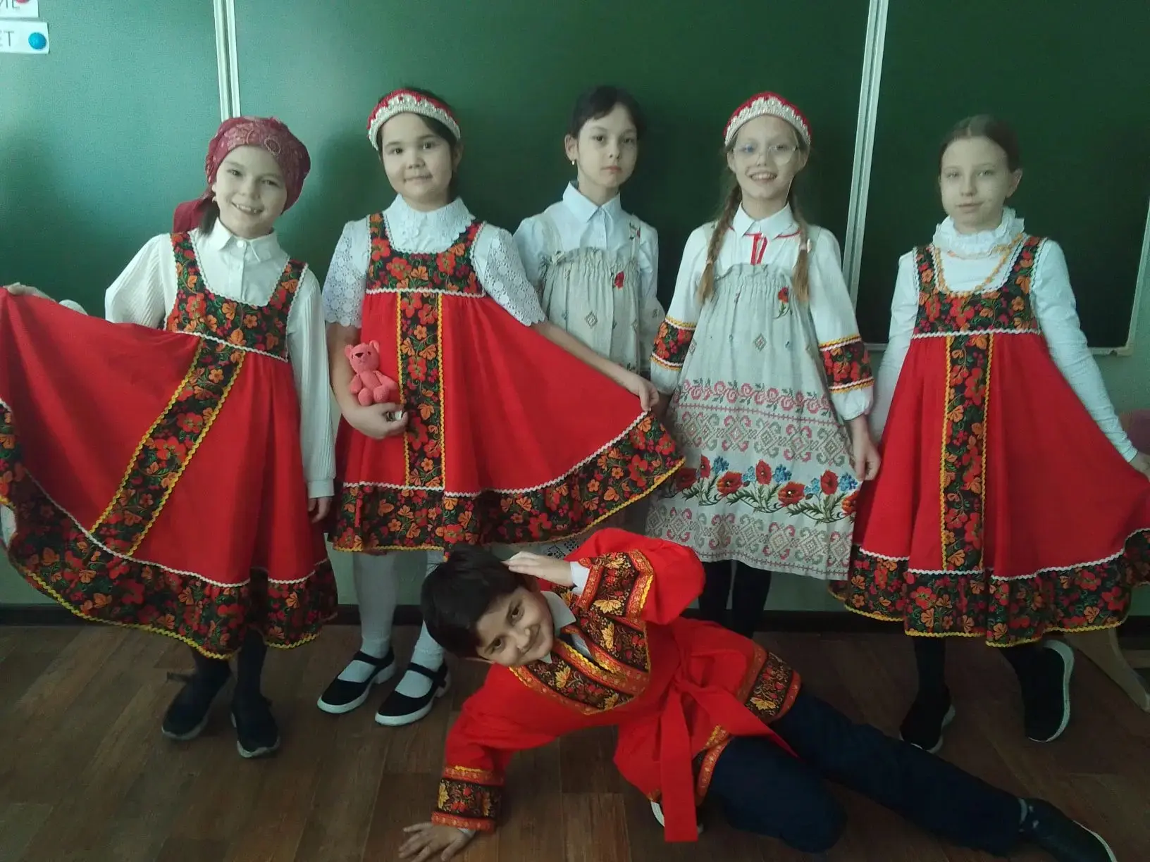 В школе прошла яркая ярмарка Солидарности, посвящённая блюдам национальной кухни. Учащиеся представи