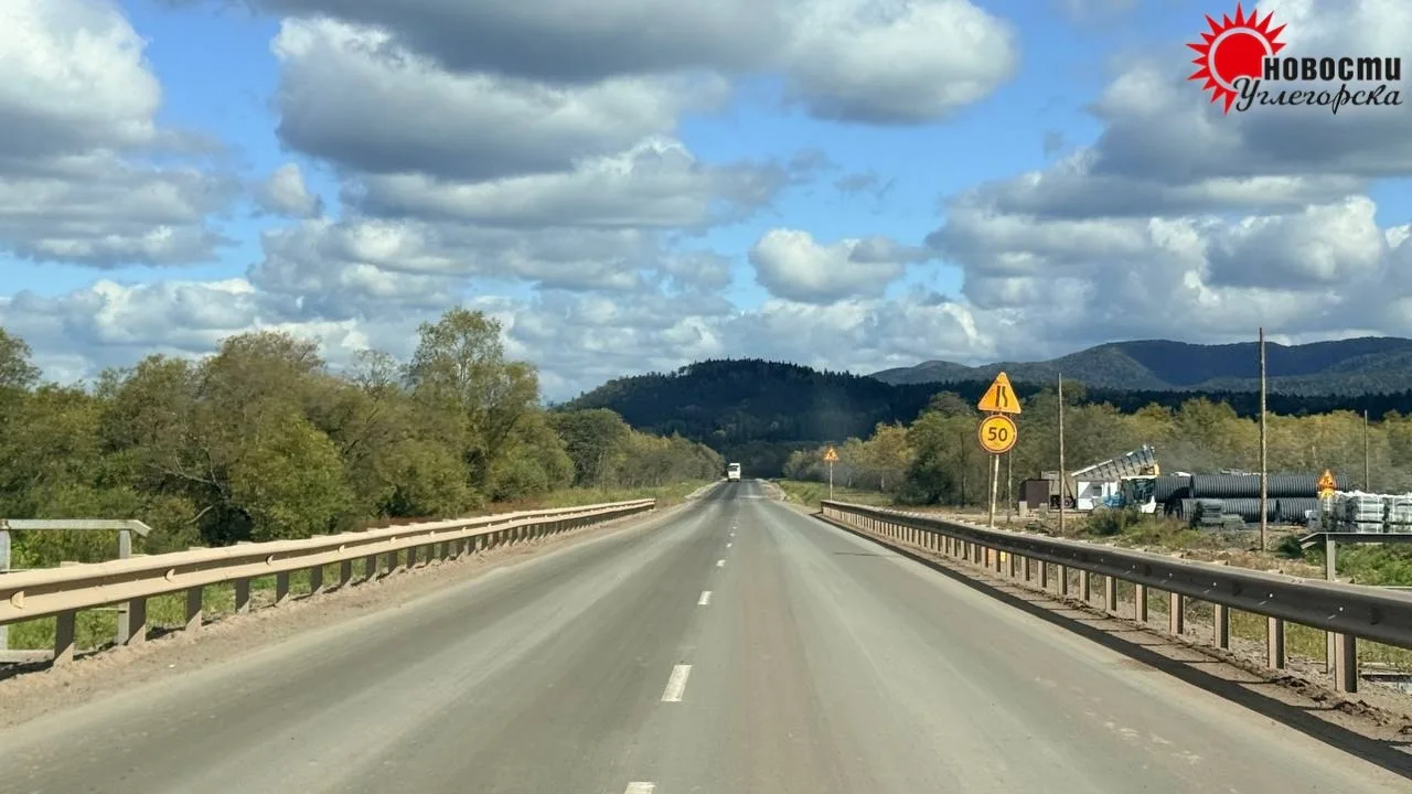🛣 Асфальт продолжают укладывать на участке трассы в сторону Южно-Сахалинска