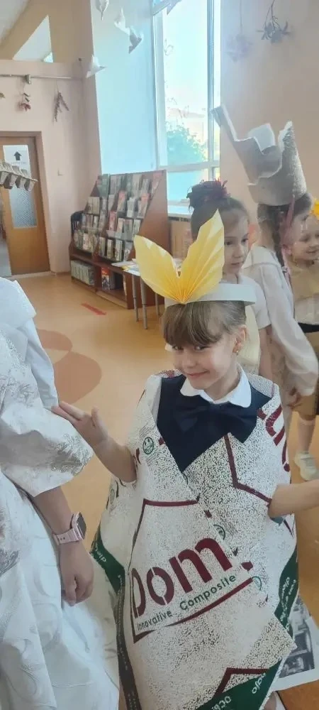 🎭 Творческое дефиле «Костюм из ничего» в библиотеке им. А. Лиханова  20 мая ученики 1 «А» класса вме