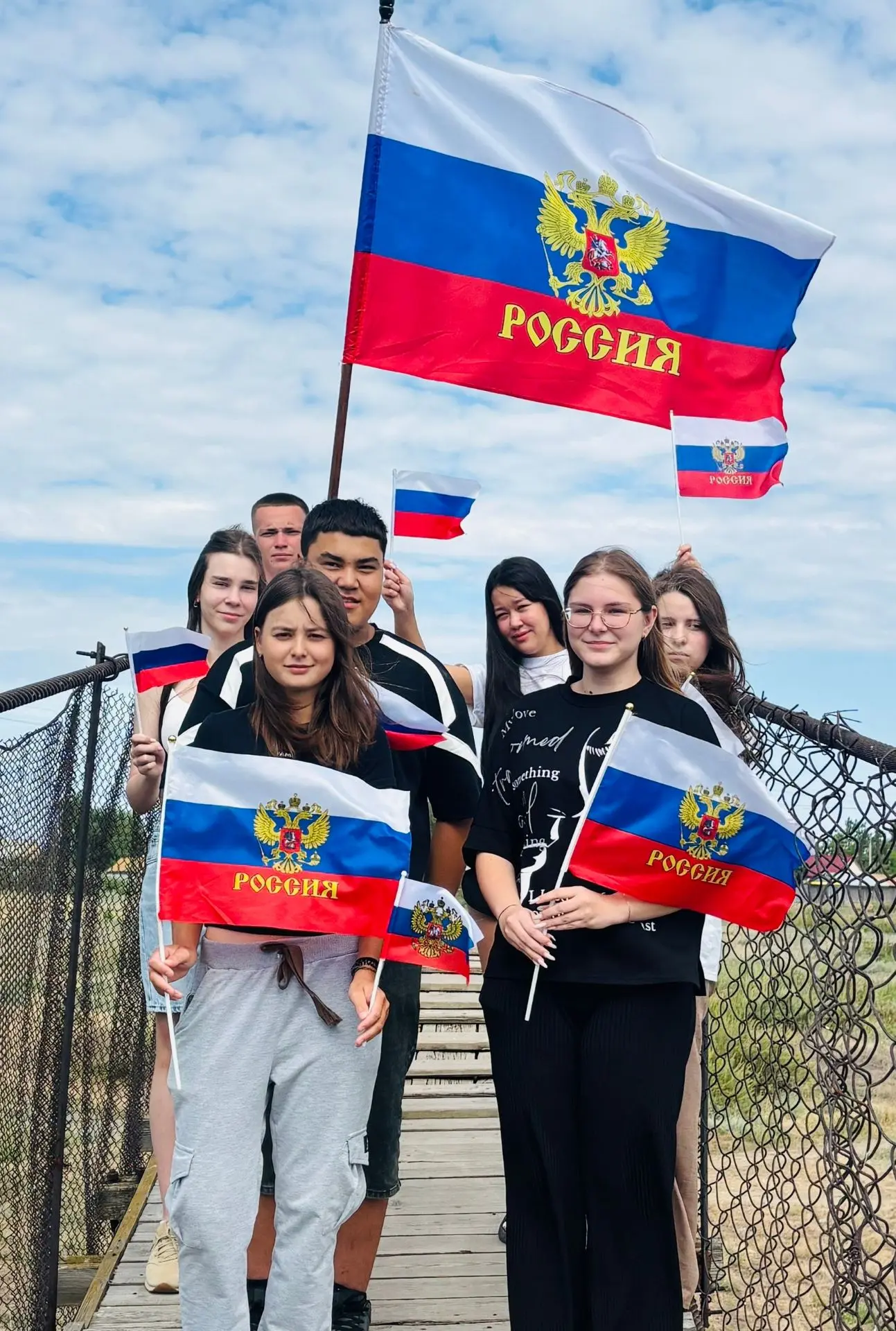 🇷🇺 Учащиеся  школы МОУ «СОШ с. Мироновка» присоединились к Всероссийской акции «Симво...