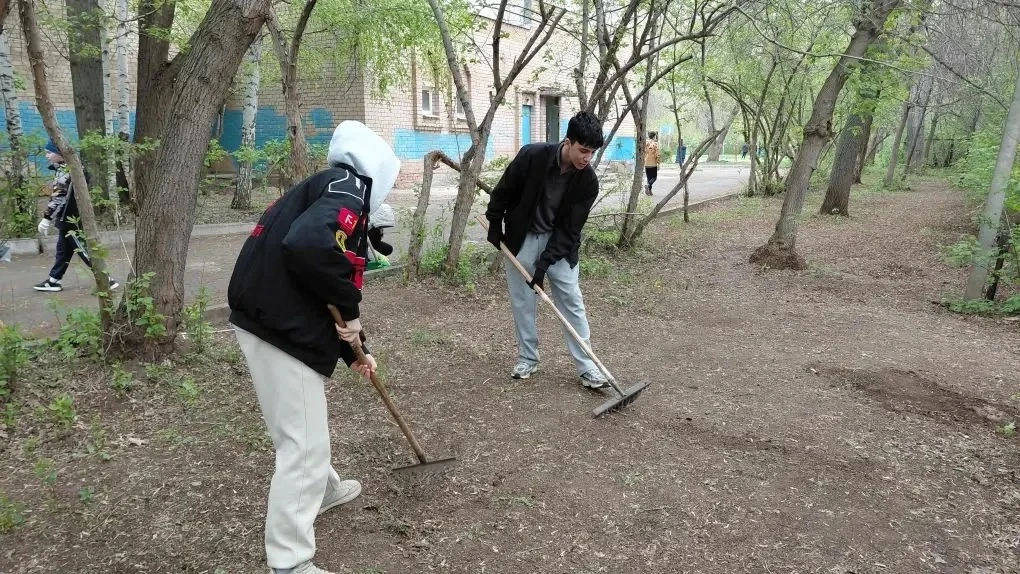 🌳 Наш школьный двор стал ещё уютнее!  Сегодня наша школа присоединилась к Всероссийскому субботнику.