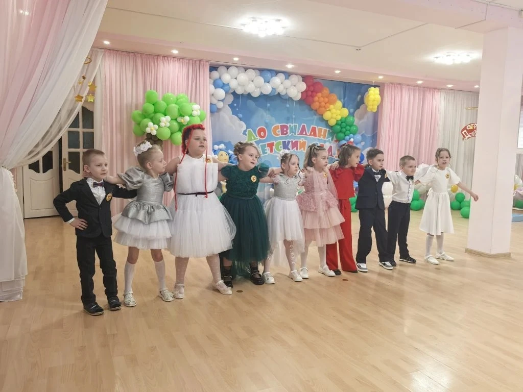 Две незабываемые сказки, два выпускных бала: «Капитошка» и «Незабудки» прощаются с детством!

Друзья