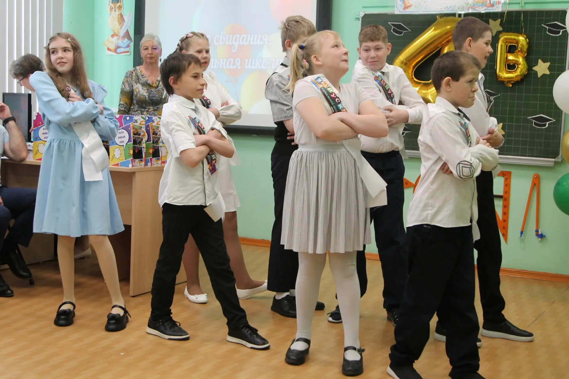 Прощай, начальная школа!Трогательно и радостно прошёл праздник в 4‑В классе!Пять лет пролетели как о