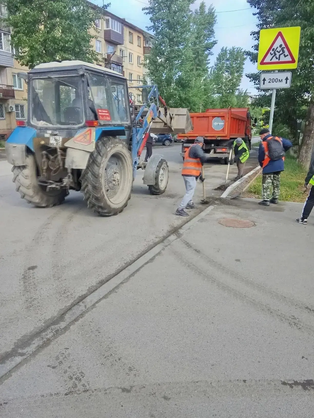 Коммунальные службы города продолжают работы по благоустройству и содержанию территорий ⁣ 🚜Локально-