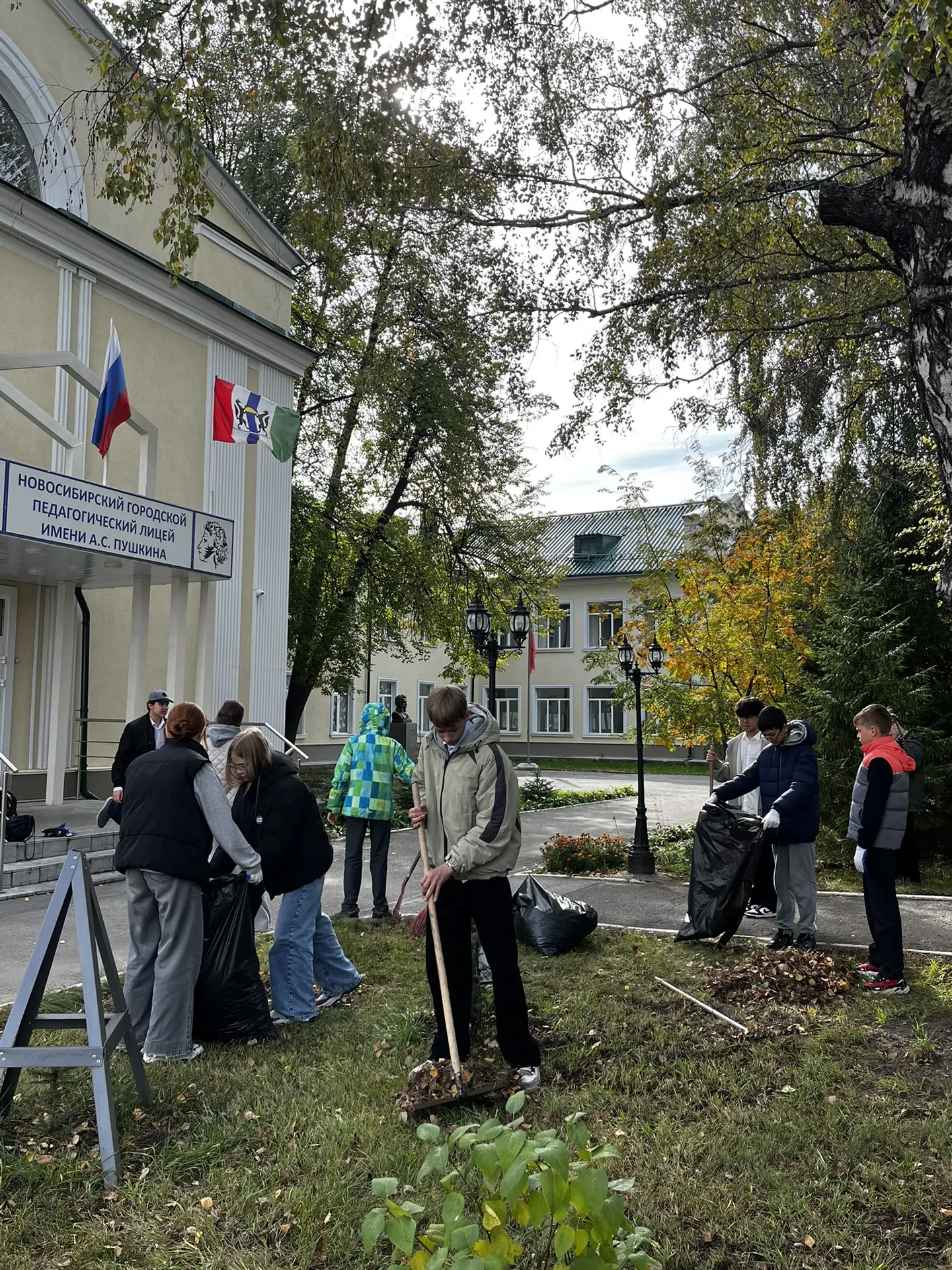 Лицеисты присоединились к общегородскому субботнику 🍂🧹