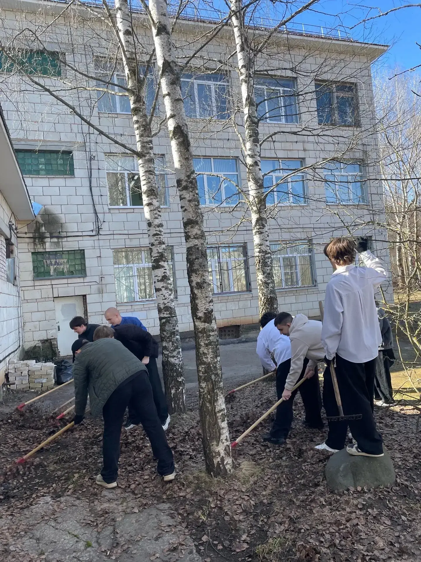 Весна всегда начинается с первых ручейков, яркого солнца и хорошего настроения. А ещё весна всегда с