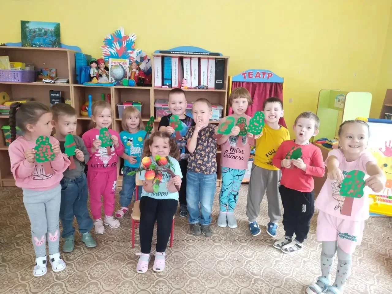Творческое занятие «Яблонька в саду»