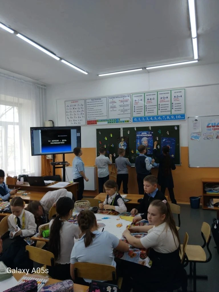 🚀 Космическое творчество ко Дню космонавтики!  В нашей школе царила настоящая космическая атмосфера 