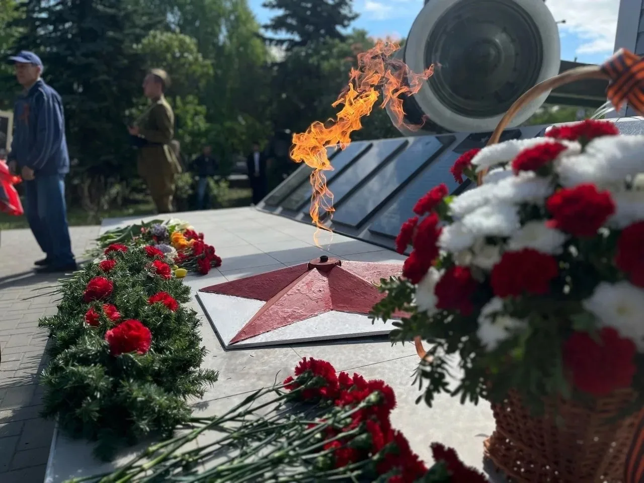 Сегодня по всей стране проходят митинги, церемонии возложения цветов к Обелискам боевой Славы и памя