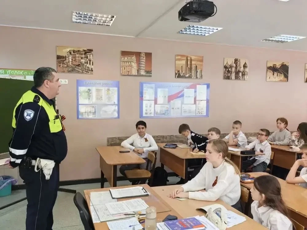 🚔 Безопасность на дороге — забота каждого!  На днях в нашей школе состоялась важная и полезная встре