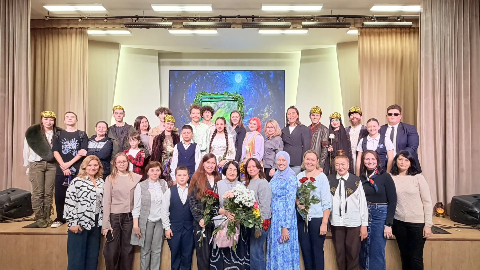 🎭 Свет софитов и овации: в нашей гимназии состоялась премьера спектакля!  Сегодня, когда весь мир от
