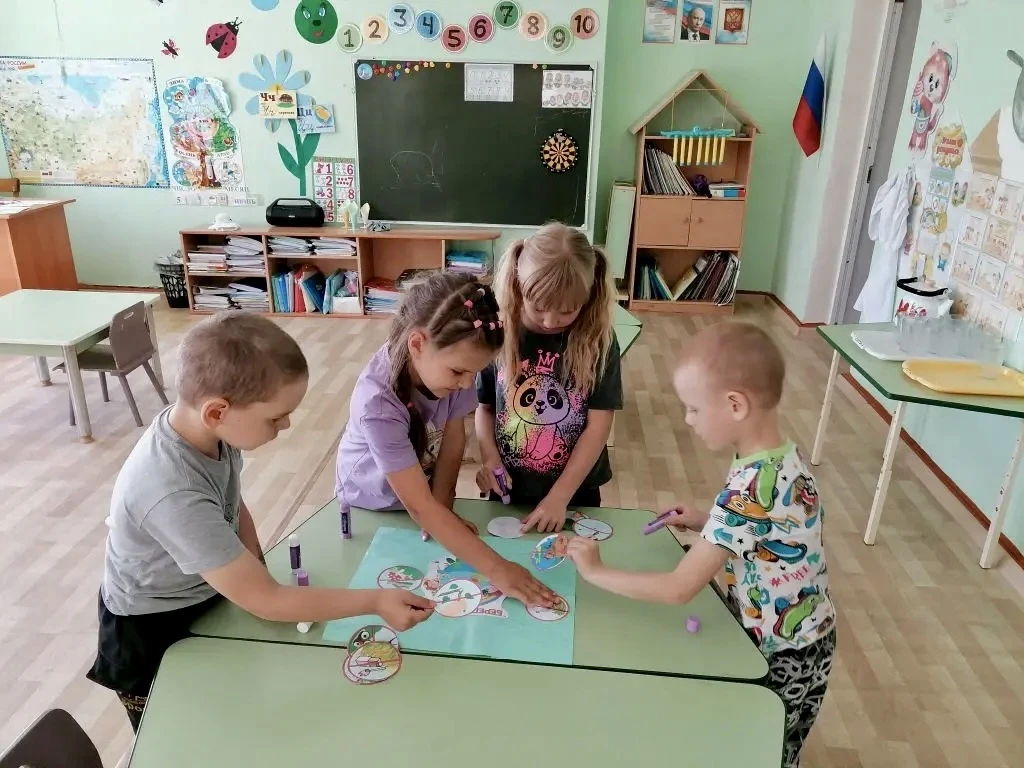 Сегодня в детском саду состоялся День охраны окружающей среды. Дети создали плакат и ли...
